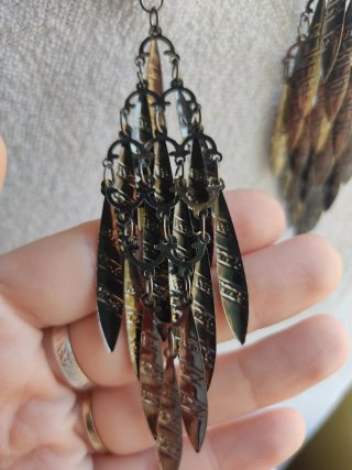 Pendientes largos dorados y marrones