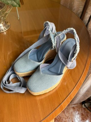 Sandalias azules de cuña con lazada