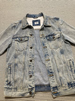 Cazadora vaquera Pull&Bear efecto desgastado