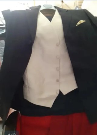 Traje de novio negro con zapatos