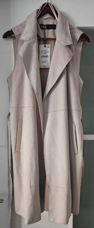 Gabardina sin mangas ante Zara. Con etiqueta