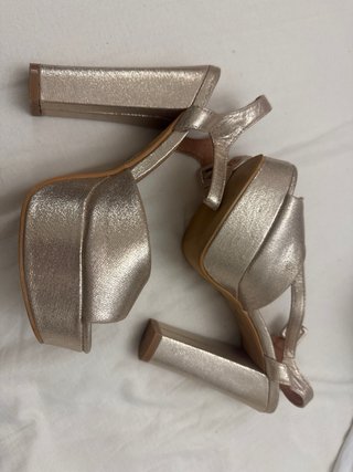 Zapatos de tacón dorados Jessy Ross