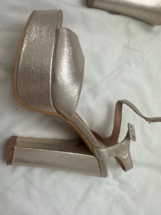 Zapatos de tacón dorados Jessy Ross