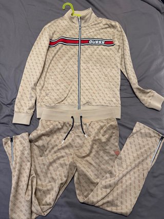Conjunto chándal Guess beige y rojo