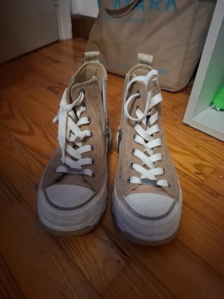 Zapatillas altas beige y blancas