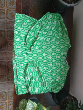 Blusa verde con estampado blanco