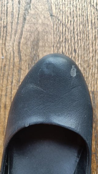 Elegantes zapatos de salón con cuña
