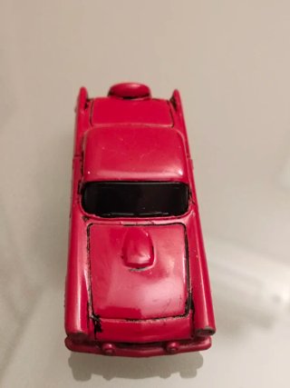 Coche de juguete rojo