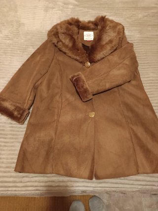 Chaquetón marrón con cuello de pelo