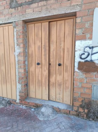 Puerta de cochera y entrada metálica