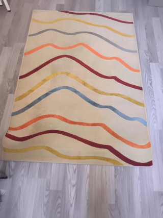 Alfombra beige con diseño de ondas multicolor