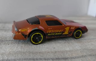 2 Coches Hot Wheels: Chevy Nova '68 y Camaro Z28