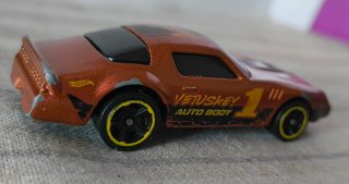 2 Coches Hot Wheels: Chevy Nova '68 y Camaro Z28