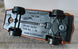 2 Coches Hot Wheels: Chevy Nova '68 y Camaro Z28