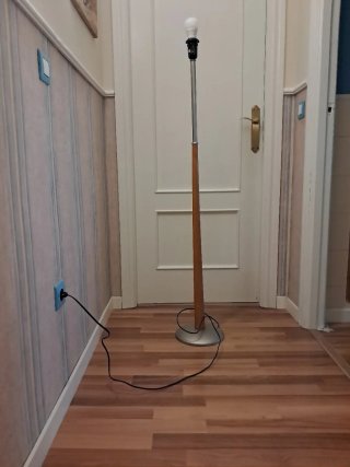 Lámpara de pie de madera y metal sin pantalla.