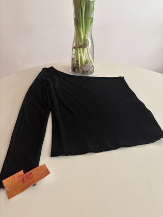 Camiseta Negra Asimétrica