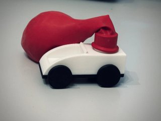 Coche de juguete propulsado por globos