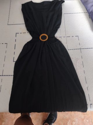 Vestido Negro con Detalle Circular