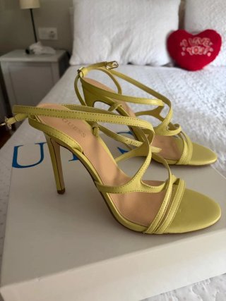 Sandalias de tacón Guess amarillas