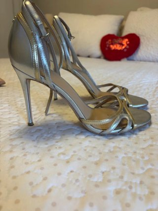 Sandalias de tacón Guess doradas