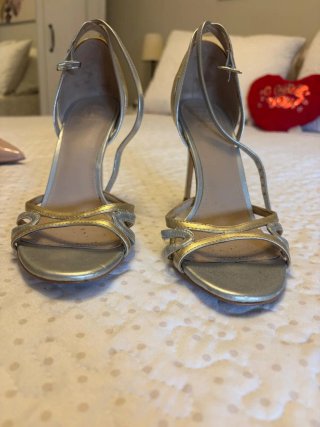 Sandalias de tacón Guess doradas