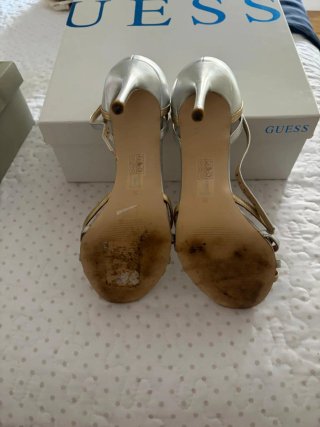 Sandalias de tacón Guess doradas
