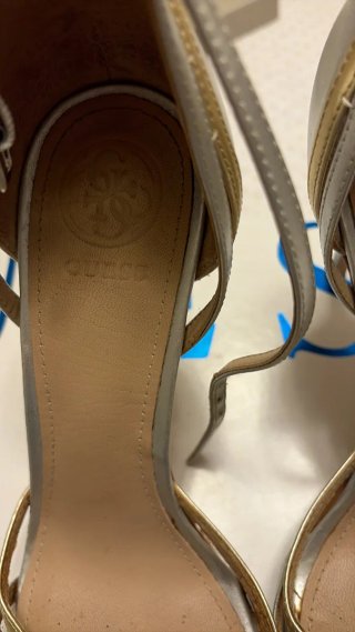 Sandalias de tacón Guess doradas