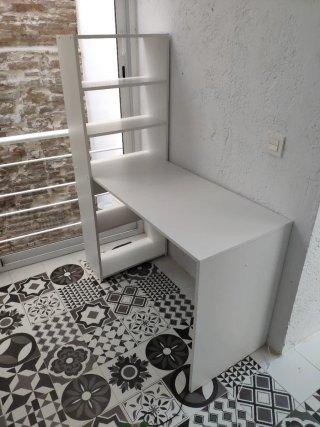Escritorio blanco con estantería