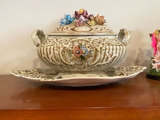 Sopera de mesa con diseño floral.