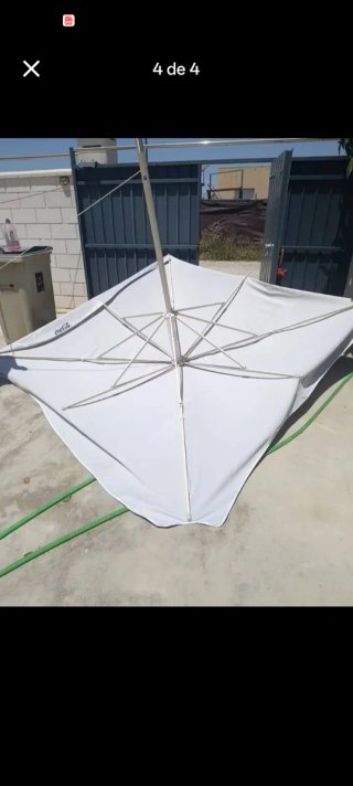 Sombrilla de exterior beige y blanca