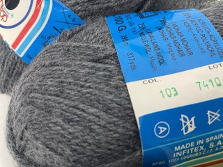 Ovillo de lana gris