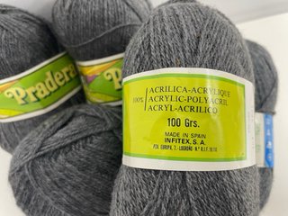 Ovillo de lana gris