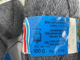 Ovillo de lana gris