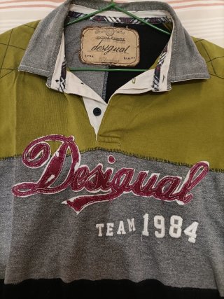 Polo manga larga hombre de la marca Desigual.