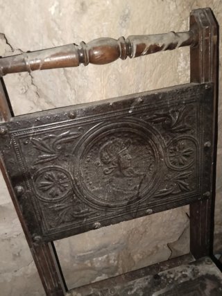 Silla antigua de piel y madera