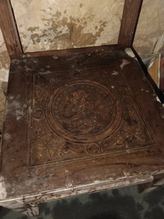 Silla antigua de piel y madera