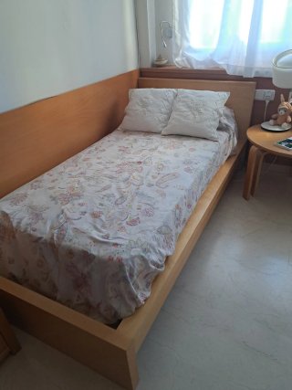 Dormitorio de Ikea Malm de madera