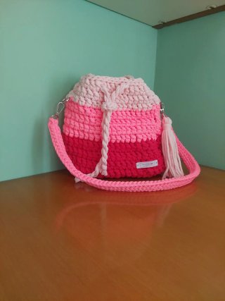 Bolso de crochet rosa y rojo hecho a mano.