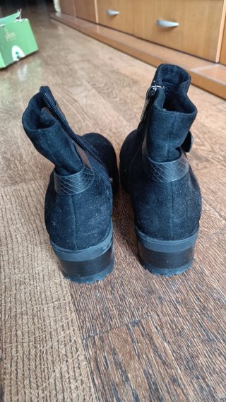 Botines negros con hebilla y cremallera