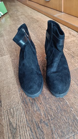 Botines negros con hebilla y cremallera