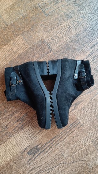 Botines negros con hebilla y cremallera