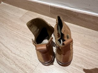 Botines tachuelas marrón y dorado