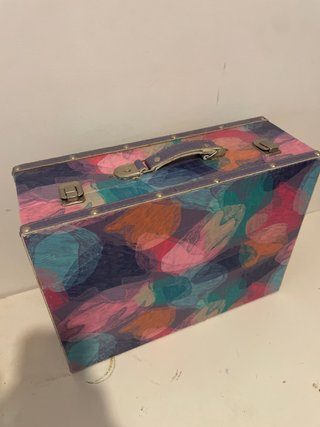 Maleta rígida con diseño abstracto