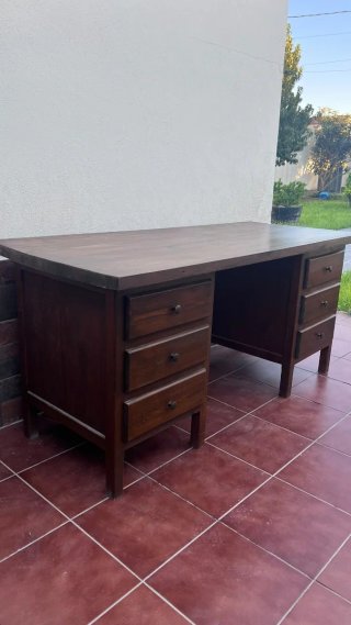 Scrivania in legno massello con cassetti