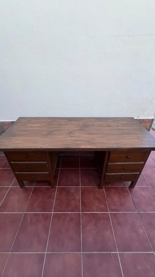 Scrivania in legno massello con cassetti