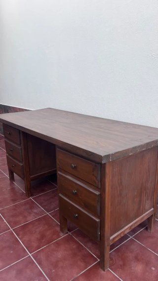 Scrivania in legno massello con cassetti