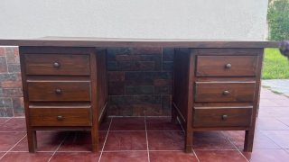 Scrivania in legno massello con cassetti