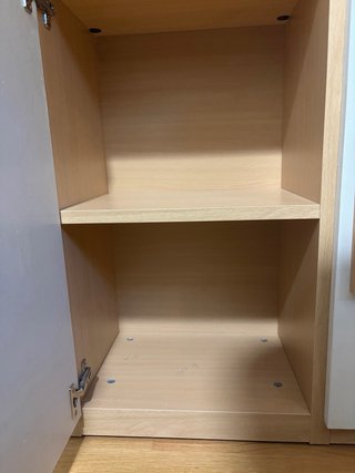 Estantería de madera con puertas