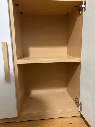 Estantería de madera con puertas