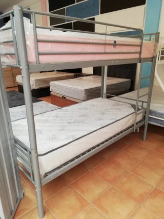 Letto a castello LITERA con struttura in metallo e finitura elettrostatica, ideale per camere giovanili, appartamenti o case secondarie.